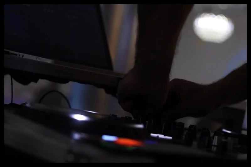 dj-in-action-der-moment-zaehlt-2cae0430-d42a-4e25-97c8-e6c283a64fee
