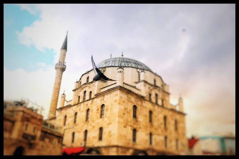 fliegender-moment-ueber-der-moschee-von-bolu-836ca18d-f6fd-4605-abff-7888ac056516