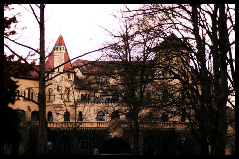 gebaeude-hinter-der-hessing-klinik-0f6bf6f3-95c8-4359-b17a-4c6182e1b727