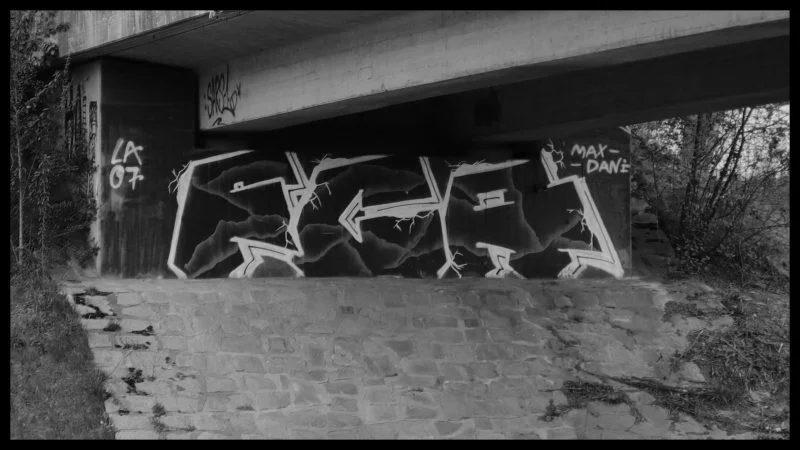 graffiti-szene-vor-der-arena-3af0f1eb-b50a-443f-904d-eaa42d18cc99