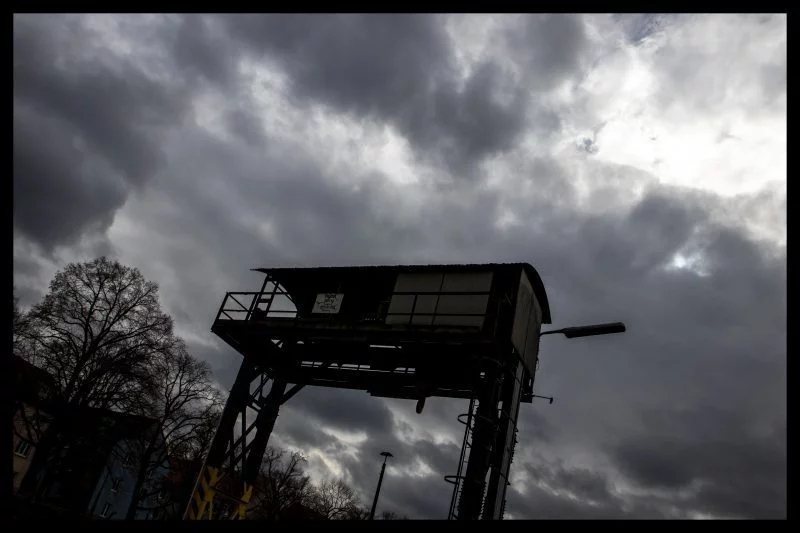 historische-foerderanlage-unter-duesteren-wolken-c40c479d-67b7-4fdd-8a91-8bc71c2b80da