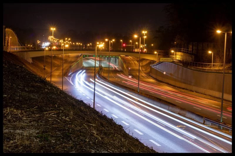 lichtspuren-in-der-nacht-dc26c553-02b2-41c5-9222-b6d3599c30a9