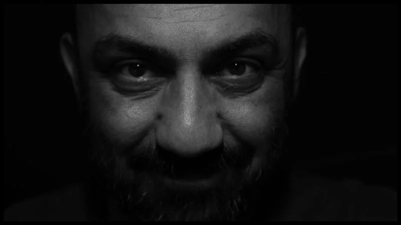 selbstportrait-mit-licht-und-schatten-8c03a29b-e365-41be-9160-18df7b484e85