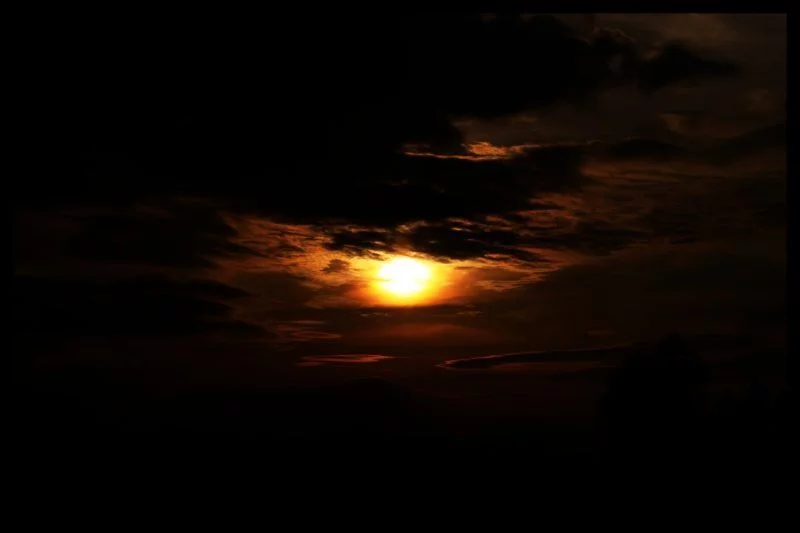 spiel-des-lichts-am-abendhimmel-ba060218-745b-4038-96cd-b1bd3c8b323c