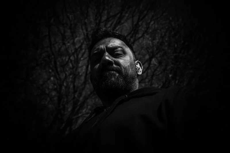 spiel-mit-licht-und-schatten-mein-photoshop-selbstportraet-74c3e183-5b2b-4a9d-a268-460341f05af9